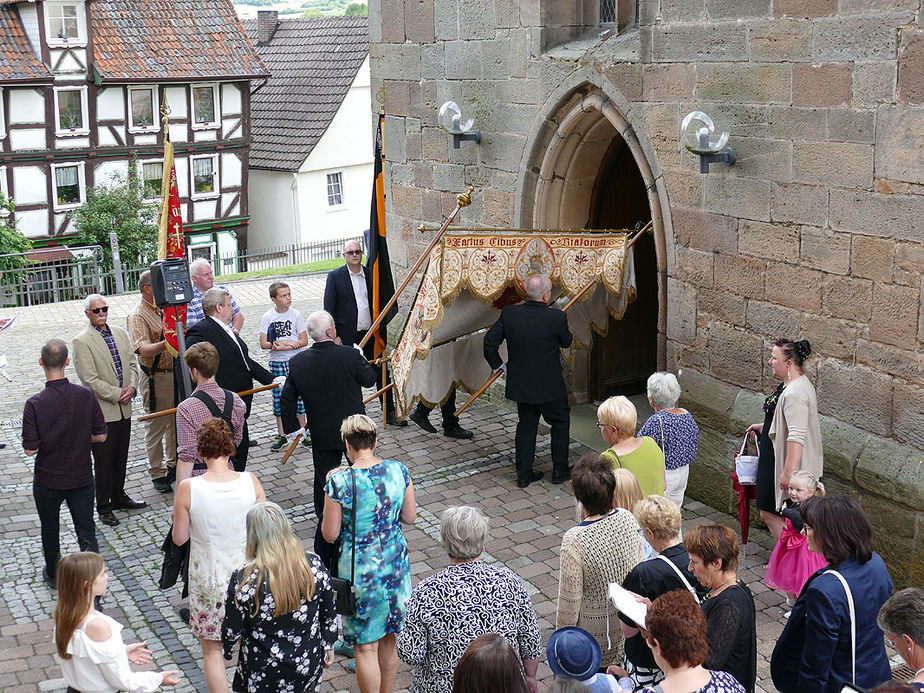 Fronleichnamsprozession durch die Straßen von Naumburg (Foto: Karl-Franz Thiede)